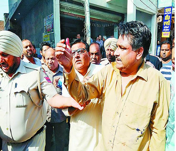 ਦੁਕਾਨ 'ਤੇ ਉਲਾਂਭਾ ਦੇਣ ਗਏ ਵਿਅਕਤੀ ਨੂੰ ਬਣਾਇਆ ਬੰਧਕ, ਕੀਤੀ ਕੁੱਟ-ਮਾਰ