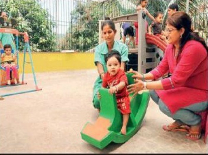 ਮਾਂਵਾਂ ਨੂੰ ਤੋਹਫਾ, ਟੂਰ ''ਤੇ ਕੇਅਰਟੇਕਰ ਦਾ ਖਰਚ ਚੁੱਕਣਗੀਆਂ ਕੰਪਨੀਆਂ