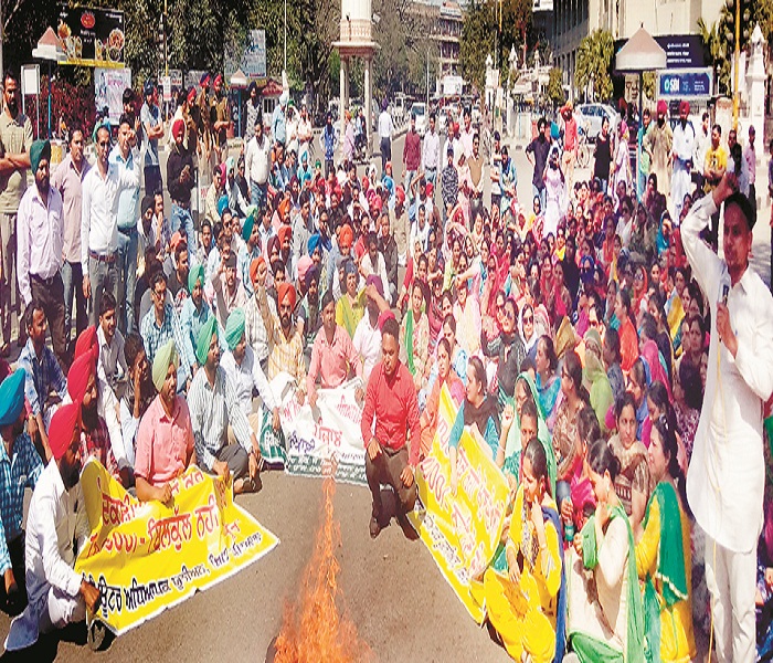 ਸੀ. ਐੈੱਮ. ਦੇ ਜਨਮ ਦਿਨ ''ਤੇ ਭੜਕੇ ਅਧਿਆਪਕਾਂ ਨੇ ਫੂਕੀ ਕੈਪਟਨ ਅਮਰਿੰਦਰ ਦੀ ਅਰਥੀ