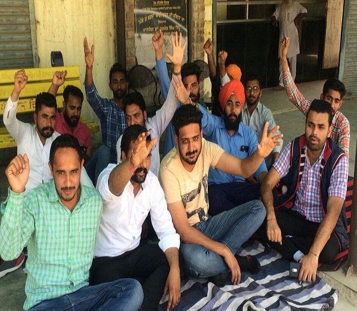 ਤਨਖਾਹ ਨਾ ਮਿਲਣ ''ਤੇ ਸੇਵਾ ਕੇਂਦਰਾਂ ਦੇ ਮੁਲਾਜ਼ਮਾਂ ਨੇ ਕੀਤੀ ਹੜਤਾਲ