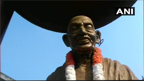 now the statue of mahatma gandhi was broken in kerala