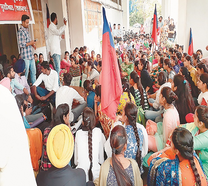 ਅਰਥ-ਸ਼ਾਸਤਰ ਵਿਭਾਗ ਦੇ ਵਿਦਿਆਰਥੀਆਂ ਦਾ ਧਰਨਾ ਜਾਰੀ