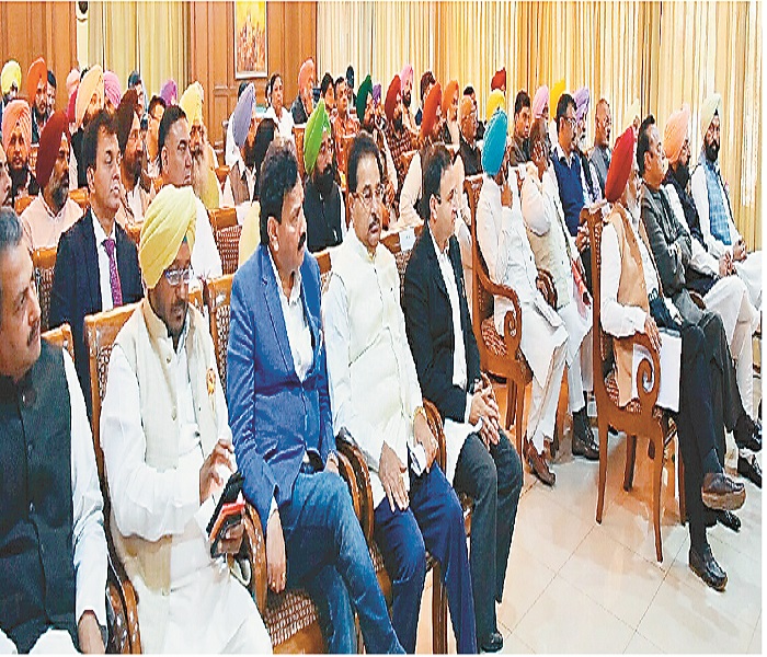 ਕੈਪਟਨ ਦੀ ਪ੍ਰੀ-ਬਜਟ ਮੀਟਿੰਗ 'ਚ ਵਿਧਾਇਕਾਂ ਨੇ ਡਿਵੈਲਮੈਂਟ ਲਈ ਮੰਗੇ ਇਕ-ਇਕ ਕਰੋੜ