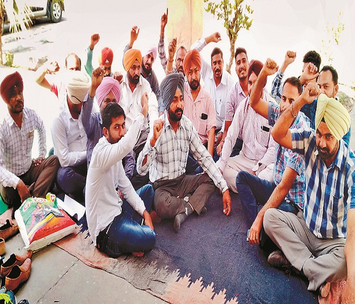ਪੰਚਾਇਤ ਸਕੱਤਰਾਂ ਵੱਲੋਂ ਬੀ. ਡੀ. ਓ. ਦਫਤਰ ਅੱਗੇ ਧਰਨਾ
