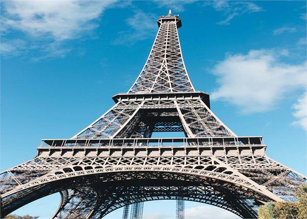 the eiffel tower will change color  it will take 3 years