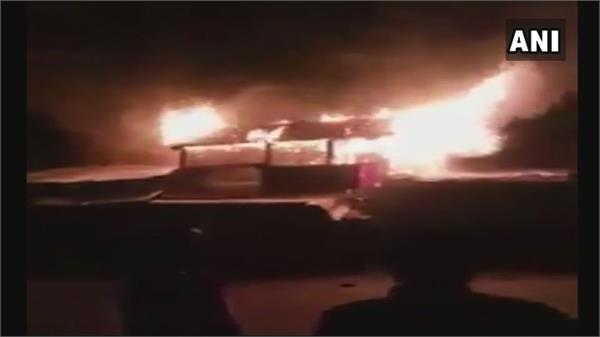 4 shops and 2 store fire