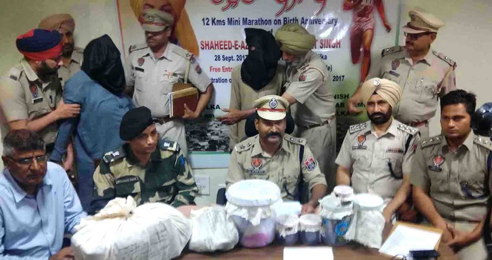 ਬੀ. ਐੱਸ. ਐੱਫ. ਵਲੋਂ ਨਸ਼ੇ ਤੇ ਹਥਿਆਰਾਂ ਸਮੇਤ 2 ਪਾਕਿ ਸਮੱਗਲਰ ਗ੍ਰਿਫਤਾਰ