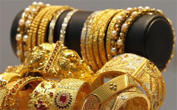 gold softens on muted demand global cues