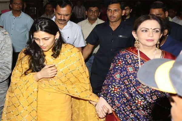 the ambani family reached the siddhivinika temple