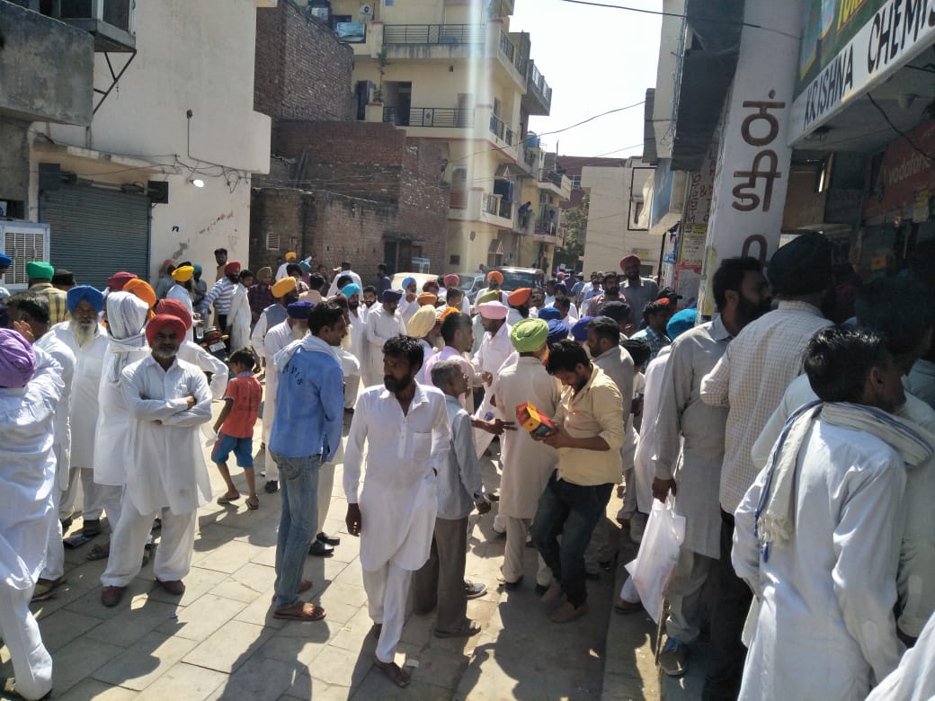 ਅਕਾਲੀਆਂ ਦੀ ਰੈਲੀ, ਸੜਕਾਂ ''ਤੇ ਖੁੱਲ੍ਹੇ ਬੋਤਲਾਂ ਦੇ ਡਟ (ਤਸਵੀਰਾਂ)