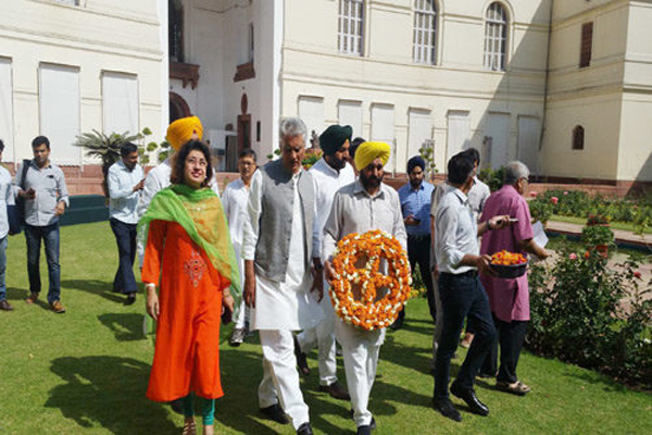 ਲੋਕ ਸਭਾ ''ਚ ਦਿੱਤੀ ਗਈ ਸ਼ਹੀਦਾਂ ਨੂੰ ਸ਼ਰਧਾਂਜਲੀ