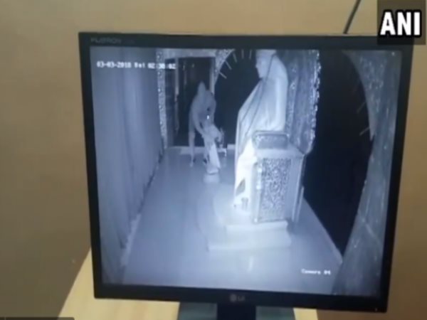 ਸਾਈਂ ਮੰਦਰ ਤੋਂ ਮੁਕੁਟ ਚੋਰੀ ਕਰਦੇ ਹੋਏ CCTV ’ਚ ਕੈਦ ਹੋਇਆ ਚੋਰ, ਵੀਡੀਓ ਆਇਆ ਸਾਹਮਣੇ