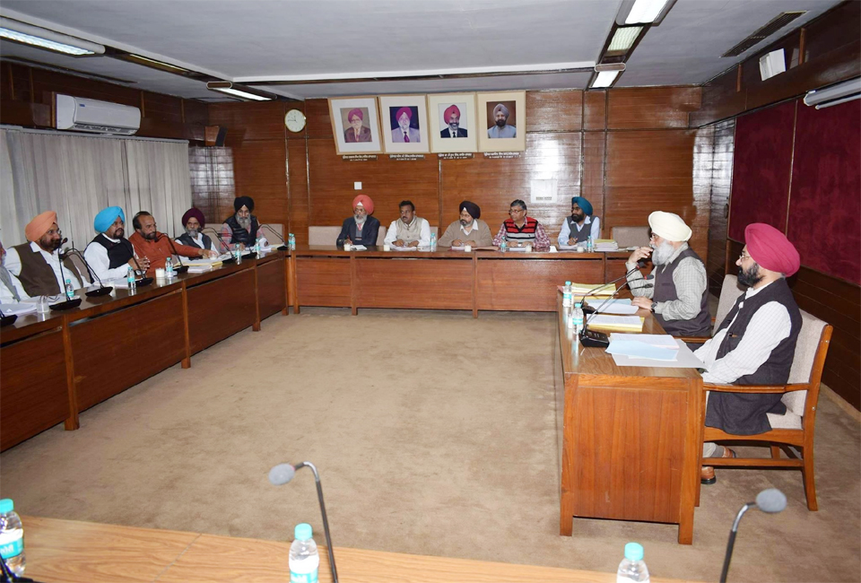 ਜੀ.ਐੱਨ. ਡੀ. ਯੂ. ਦੀ ਸਿੰਡੀਕੇਟ ਤੇ ਸੈਨੇਟ ਵਲੋਂ 2018-19 ਦਾ ਬਜਟ ਪੇਸ਼, ਮੀਟਿੰਗ ''ਚ ਲਏ ਅਹਿਮ ਫੈਸਲੇ