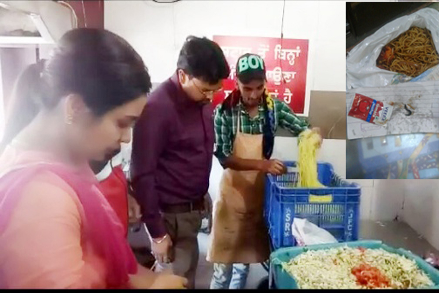 ਨਿਊਡਲ ''ਚੋਂ ਨਿਕਲਿਆ ਕਨ-ਖਜੂਰਾ, ਫੂਡ ਬ੍ਰਾਂਚ ਦੀ ਟੀਮ ਨੇ ਲਏ ਸੈਂਪਲ