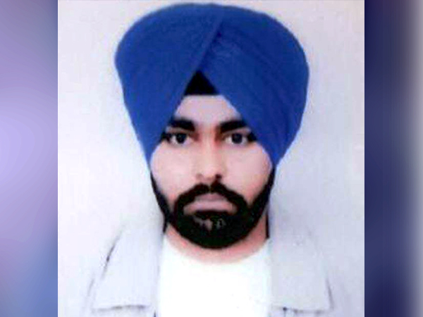 ਆਪਣੇ ਵਿਆਹ ਦੇ ਕਾਰਡ ਵੰਡ ਕੇ ਆਏ ਨੌਜਵਾਨ ਨੇ ਖੁਦ ਨੂੰ ਮਾਰੀ ਗੋਲੀ