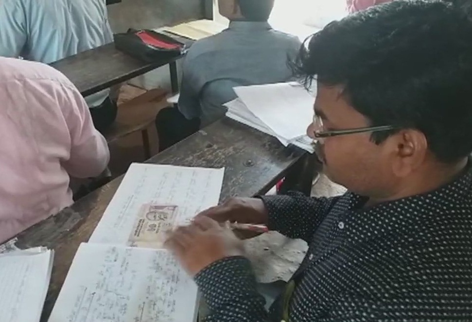 ਪਾਸ ਹੋਣ ਲਈ ਵਿਦਿਆਰਥੀ ਨੇ ਕੀਤੀਆਂ ਅਜੀਬ ਹਰਕਤਾਂ, ਜਵਾਬ ਸ਼ੀਟ ''ਚ ਭੇਜੇ ਪੈਸੇ