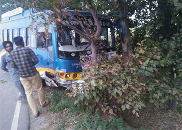 a bus coming back from sukhbir s rally and near the car s park