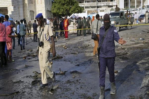suicide car bomb explosion near somalia parliament