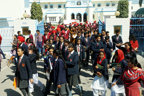 ਸੀ. ਬੀ. ਐੱਸ. ਈ. ਬੋਰਡ ਦੀ ਪ੍ਰੀਖਿਆ ਸ਼ੁਰੂ, ਦੋਸਤ ਕਿਹੋ ਜਿਹਾ ਹੋਇਆ ਪੇਪਰ