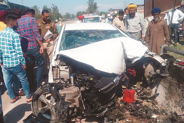 ਐਕਟਿਵਾ ਸਵਾਰ ਨੂੰ ਬਚਾਉਂਦਿਆਂ ਪੁਲੀ ''ਚ ਵੱਜੀ ਕਾਰ; 3 ਜ਼ਖਮੀ