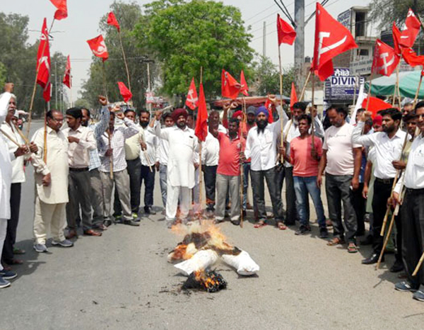 ਜਬਰ-ਜ਼ਨਾਹ ਦੀਆਂ ਘਟਨਾਵਾਂ ਖਿਲਾਫ ਸੀ. ਪੀ. ਆਈ. ਤੇ ਸੀ. ਪੀ. ਐੱਮ. ਵੱਲੋਂ ਅਰਥੀ ਫੂਕ ਪ੍ਰਦਰਸ਼ਨ