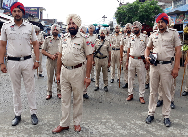 ਮੱਲਾਂਵਾਲਾ ''ਚ ਪੁਲਸ ਨੇ ਕੀਤਾ ਫਲੈਗ ਮਾਰਚ