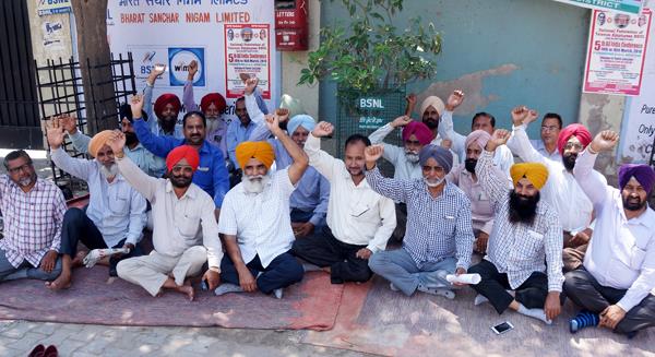b s  n  l  employees protest against making tower company