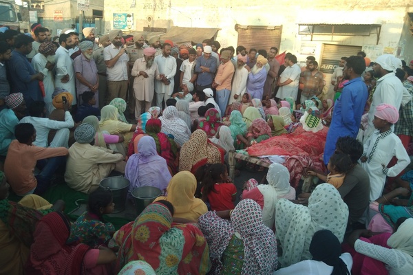 ਮੁਆਵਜ਼ੇ ਦੀ ਮੰਗ ਨੂੰ ਲੈ ਕੇ ਮ੍ਰਿਤਕਾ ਦੀ ਲਾਸ਼ ਹਾਈਵੇ ''ਤੇ ਰੱਖ ਕੇ ਲਾਇਆ ਧਰਨਾ