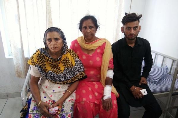 the motorcycle riders shiver the purse from 2 women
