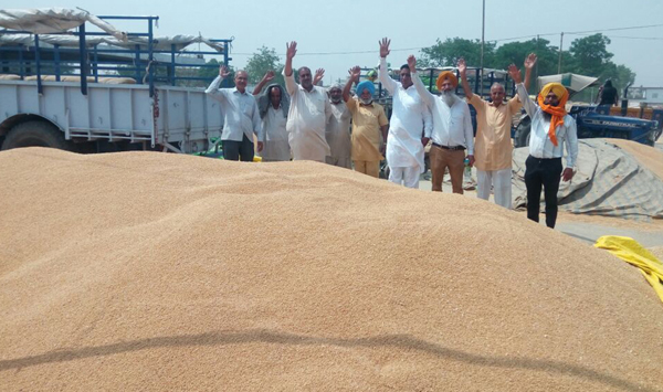 ਖਰੀਦ ਨਾ ਹੋਣ ਕਾਰਨ ਕਿਸਾਨ ਮੰਡੀਆਂ ''ਚ ਖਾ ਰਹੇ ਨੇ ਧੱਕੇ