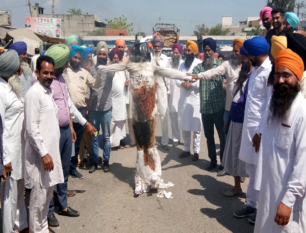 ਸਿੱਖ ਜਥੇਬੰਦੀਆਂ ਫੂਕਿਆ ਫਿਲਮ ''ਨਾਨਕ ਸ਼ਾਹ ਫਕੀਰ'' ਦੇ ਨਿਰਮਾਤਾ ਦਾ ਪੁਤਲਾ