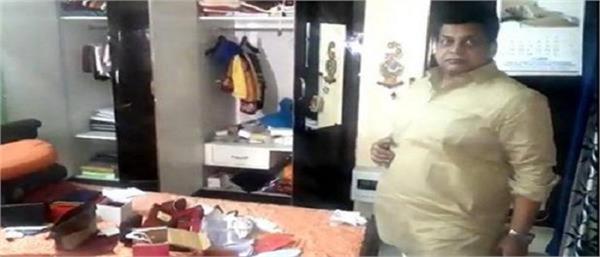 5 arrested for theft of gujarat governor  s house