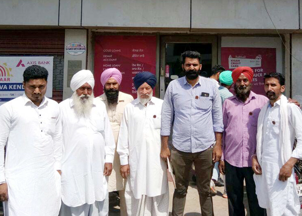 ਕ੍ਰਾਂਤੀਕਾਰੀ ਕਿਸਾਨ ਯੂਨੀਅਨ ਨੇ ਬੈਂਕ ਦੇ ਬਾਹਰ ਕੀਤੀ ਨਾਅਰੇਬਾਜ਼ੀ