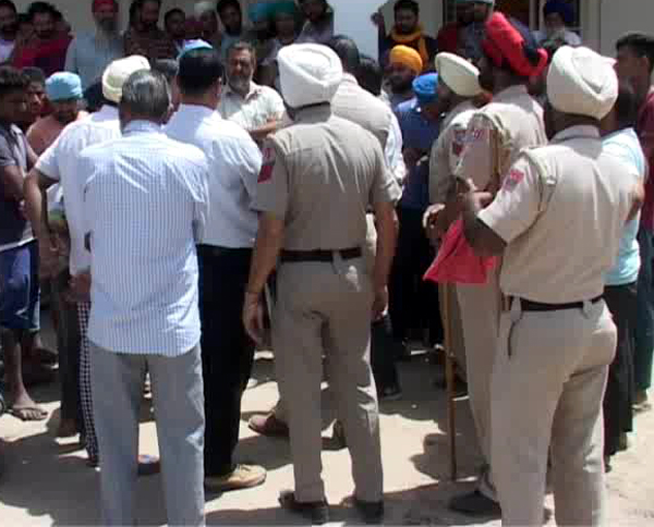 ਕਰਜ਼ਾ ਵਸੂਲੀ ਲਈ ਗਏ ਬੈਂਕ ਅਧਿਕਾਰੀ ਨੂੰ ਕਿਸਾਨਾਂ ਨੇ ਬਣਾਇਆ ਬੰਧਕ