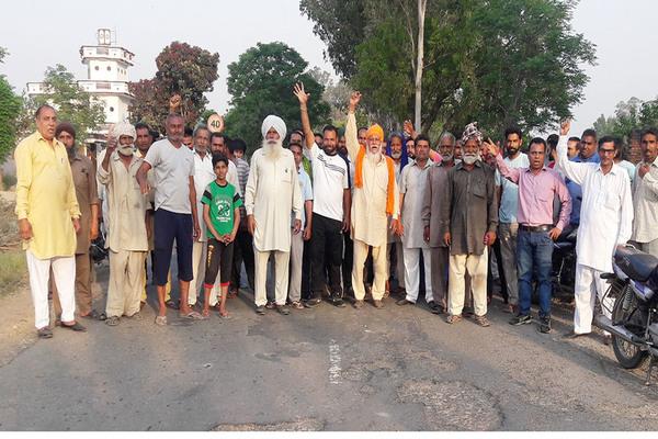 dharna  s demand for construction of mukandpur phagwara road
