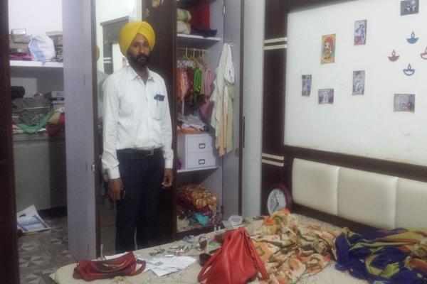 thirteen lakhs of gold theft from home