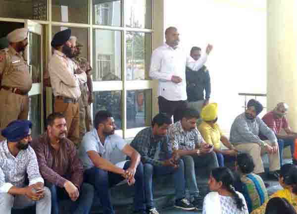 ਸਰਕਾਰੀ ਸਕੂਲ ਸਿੱਖਿਆ ਬਚਾਓ ਮੰਚ ਨੇ ਜ਼ਿਲਾ ਸਿੱਖਿਆ ਅਫ਼ਸਰ ਦੇ ਦਫ਼ਤਰ ਅੱਗੇ ਲਾਇਆ ਧਰਨਾ
