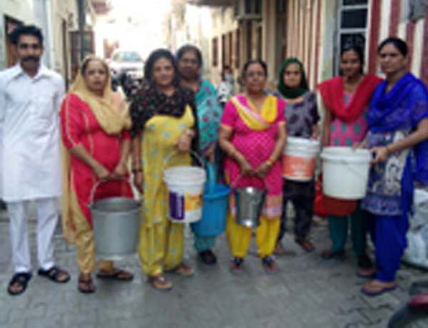 ਔਰਤਾਂ ਨੇ ਖਾਲੀ ਬਾਲਟੀਆਂ ਫੜ ਕੇ ਜਤਾਇਆ ਰੋਸ