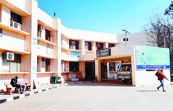 ਸਿਵਲ ਹਸਪਤਾਲ ''ਚ ਸਹੂਲਤਾਂ ਦੀ ਘਾਟ ਕਾਰਨ ਲੋਕ ਪ੍ਰੇਸ਼ਾਨ