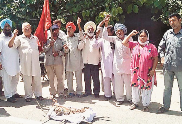 ਕਮਿਊਨਿਸਟ ਵਰਕਰਾਂ ਫੂਕਿਆ ਕੇਂਦਰ ਸਰਕਾਰ ਦਾ ਪੁਤਲਾ