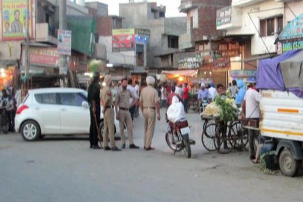 rugged vehicles standing in the road have affected traffic