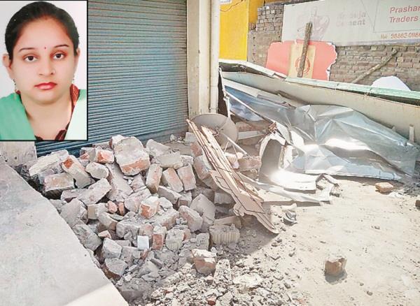 woman  s death due to the fall of the shop  s brink