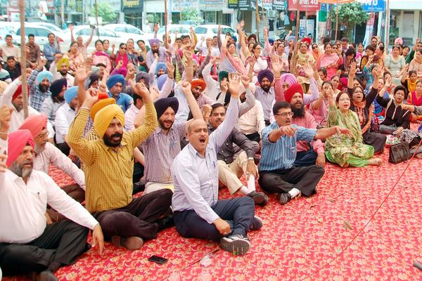 g  n  d u slogans against the government before