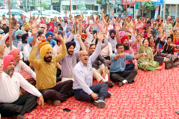 ਜੀ. ਐੱਨ. ਡੀ. ਯੂ. ਮੂਹਰੇ ਸਰਕਾਰ ਖਿਲਾਫ ਨਾਅਰੇਬਾਜ਼ੀ