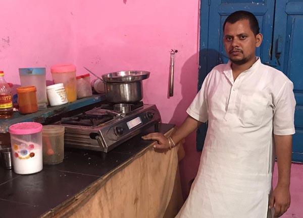 aarti was doing the pujari temple  escorting the chor gas cylinders