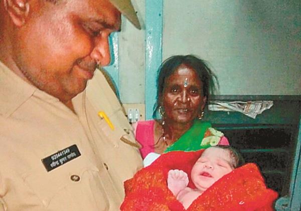 jalandhar  the woman has given birth to the baby in the train