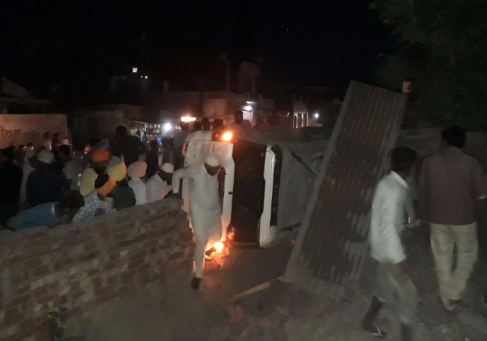 ਅੱਡਾ ਝਬਾਲ ਵਿਖੇ ਕਾਰ ਕੰਧ ''ਚ ਵੱਜ ਕੇ ਪਲਟੀ