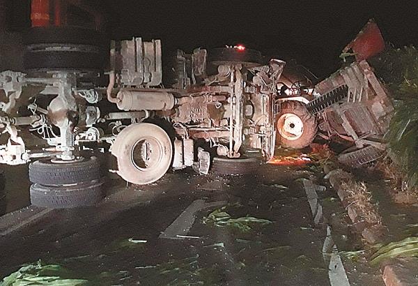 stiff collision in tipper trail and tractor trolley