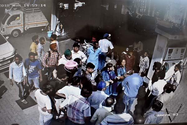 a bloody clash between two parties on petrol pump  turbans 