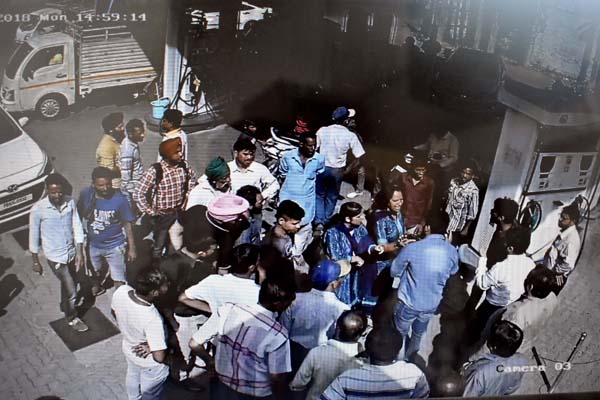 ਪੈਟਰੋਲ ਪੰਪ ''ਤੇ ਦੋ ਧਿਰਾਂ ''ਚ ਖੂਨੀ ਝੜਪ, ਪੱਗਾਂ ਉੱਤਰੀਆਂ